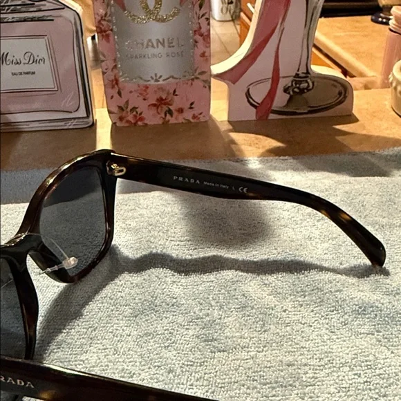 Chic Prada Tortoise Shell Sunglasses display picture 2